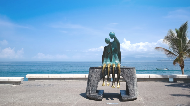 Escultura La Nostalgia, por Ramiz Barquet en el Malecón de Puerto Vallarta.