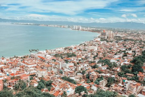 Vista panorámica de Puerto Vallarta, pueblo, calles y mar.